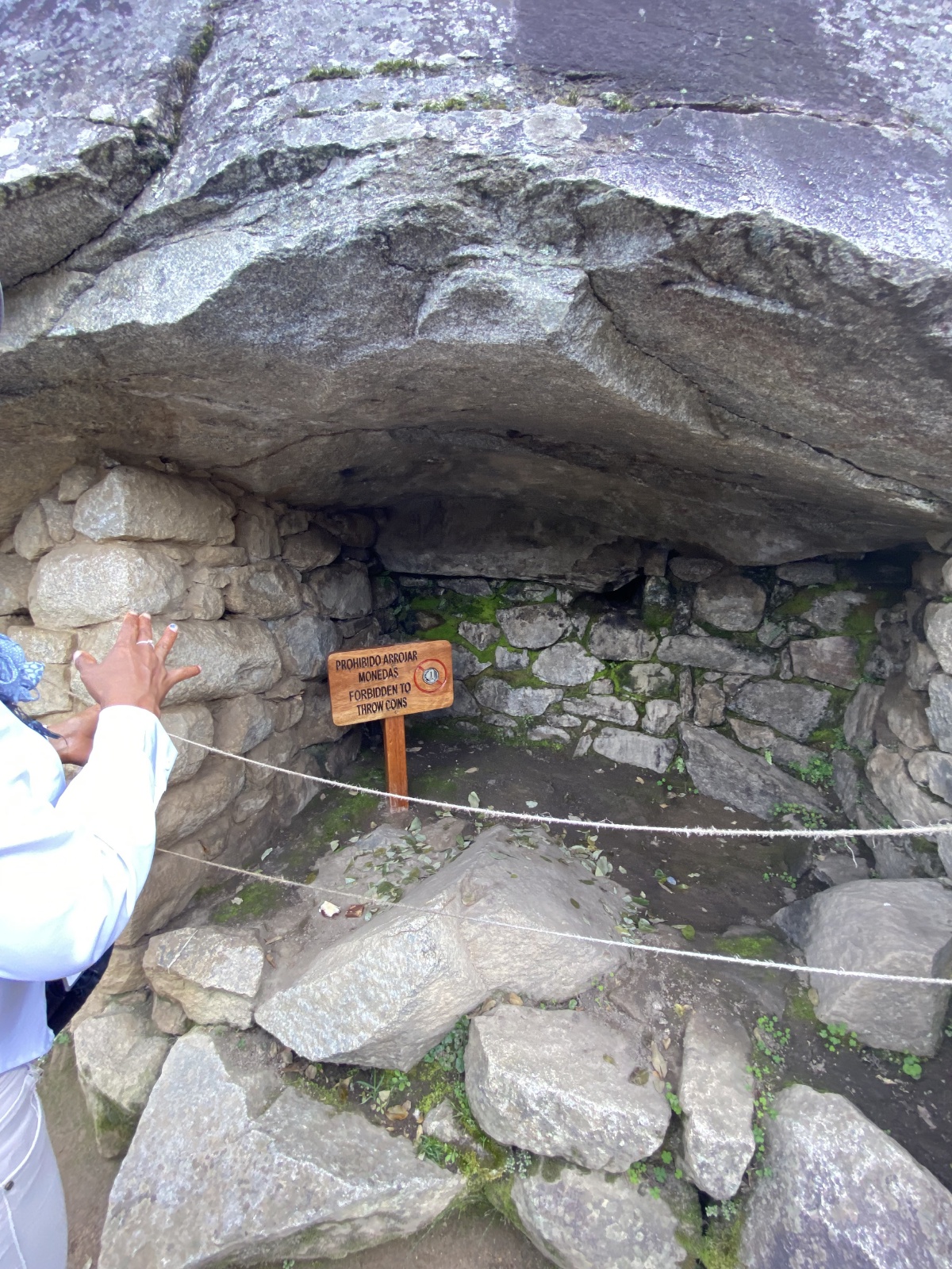 If you look closely, you can see coca leaves still being offered... Don't put coins though...