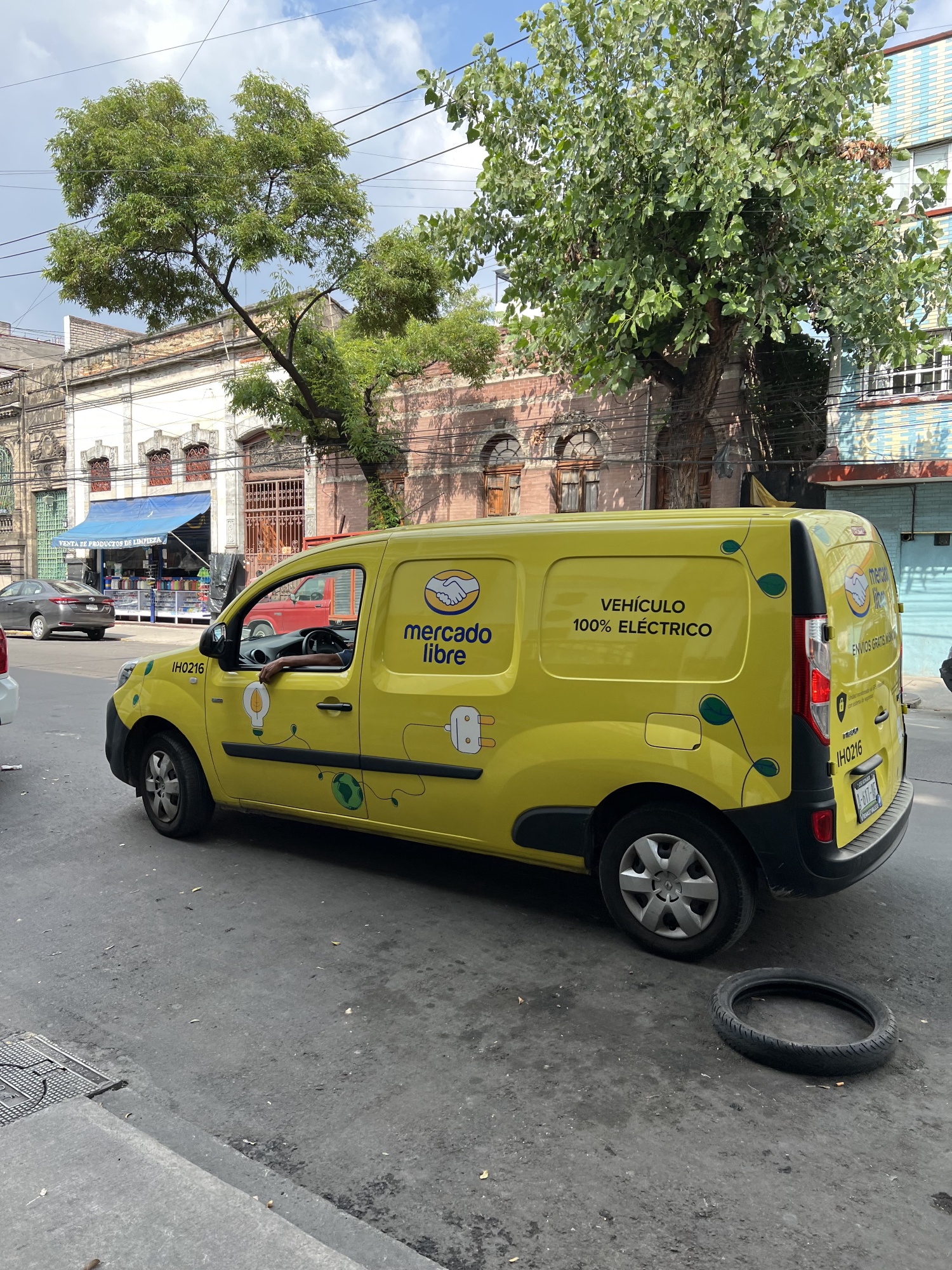 Another reason I love Mexico City: I can get deliveries from my online shopping! Mercado Libre is like their local Amazon, and I'm amazed they have electric vehicles doing their deliveries.