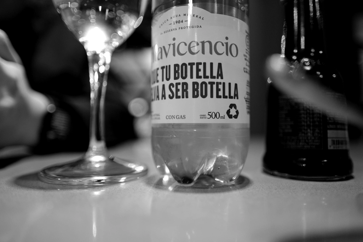 They serve all their drinks in wine glasses... They do love their wines...