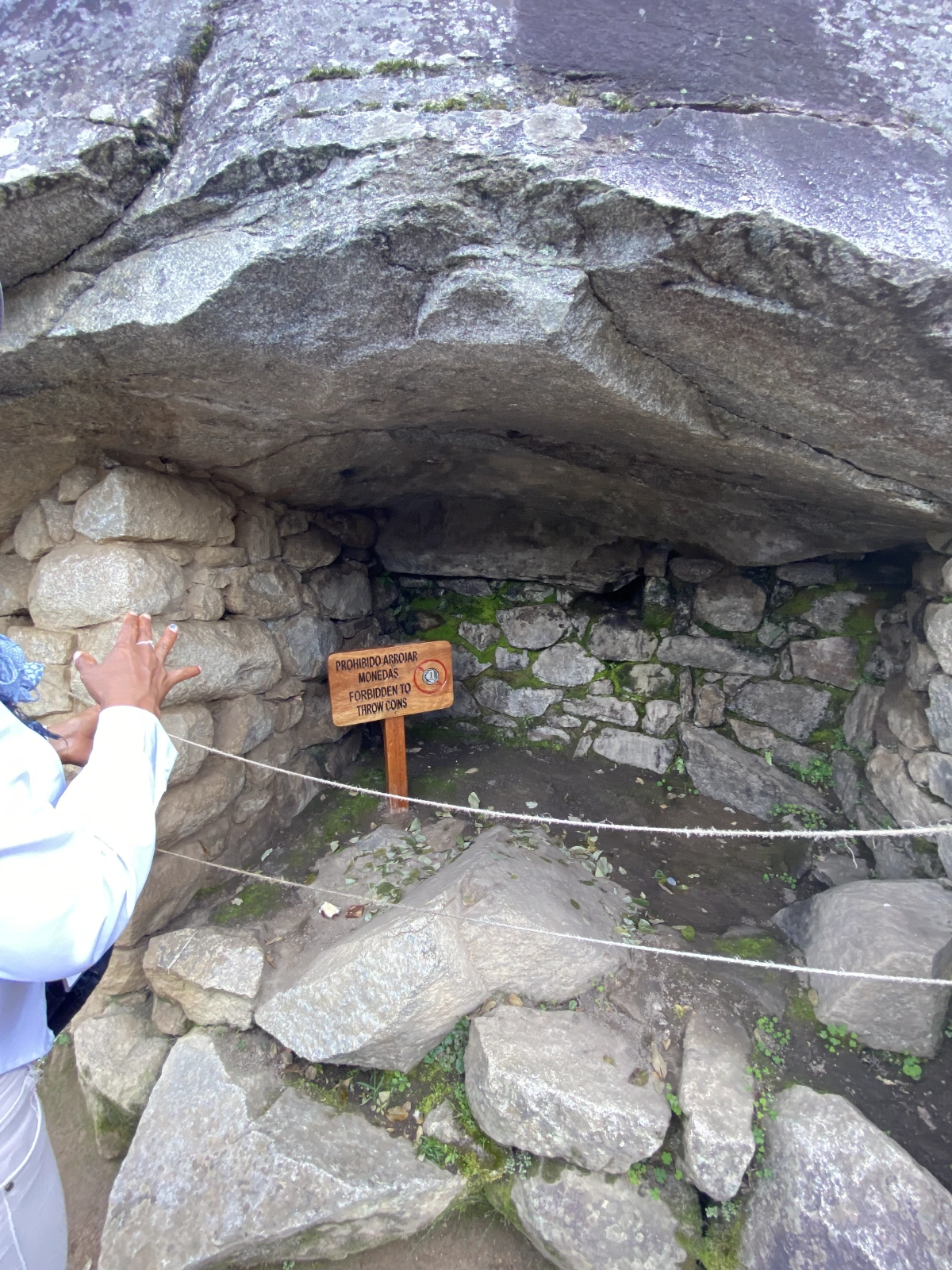 If you look closely, you can see coca leaves still being offered... Don't put coins though...