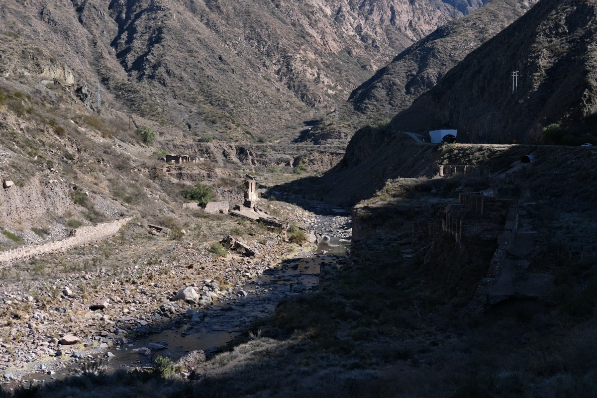 These are the ruins of the old dam of the Mendoza River