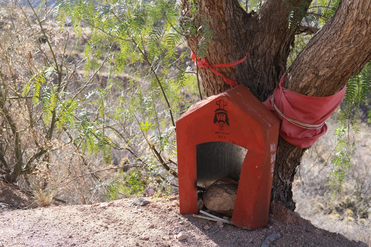 Ever since Ushuaia, been seeing these tiny whimsical houses on the side of the roads... Can now definitely confirm that they are memorials/ markers for those who had passed on... Accident sites maybe?