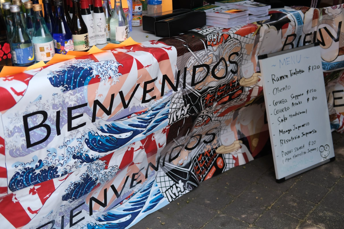 Bet you weren't expecting to see the Great Wave with the Spanish Bienvenidos!