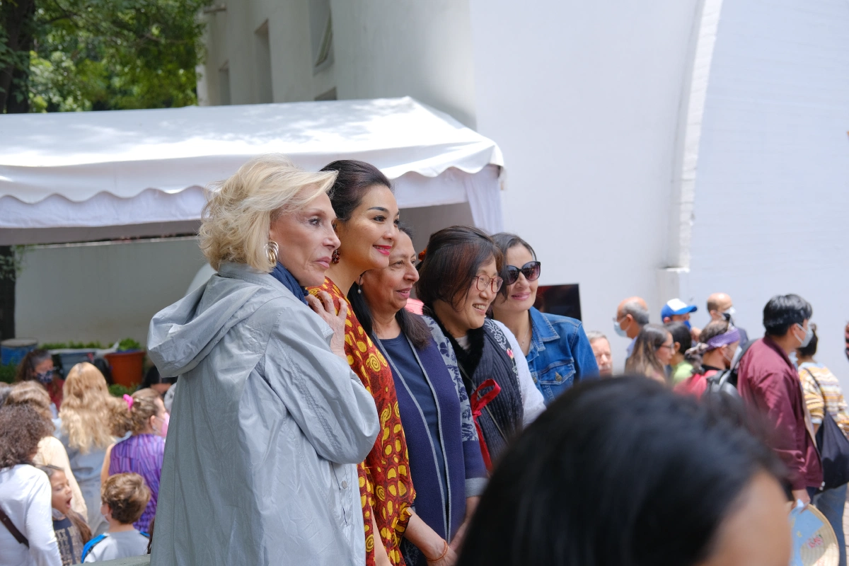 We were seated next to two nuns, and in Spanish she shared that this lady was the Indonesian ambassador's wife
